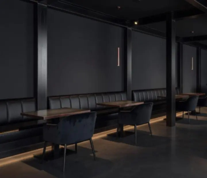 Industrialne wnętrze brasserie w ciemnych grafitowych barwach