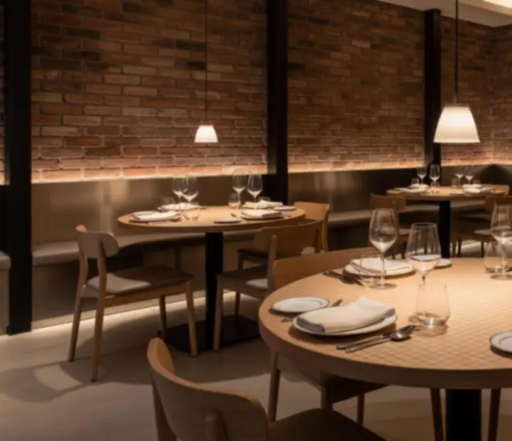 Nowoczesna restauracja przygotowana na wieczorny event pokerowy z elegancką zastawą