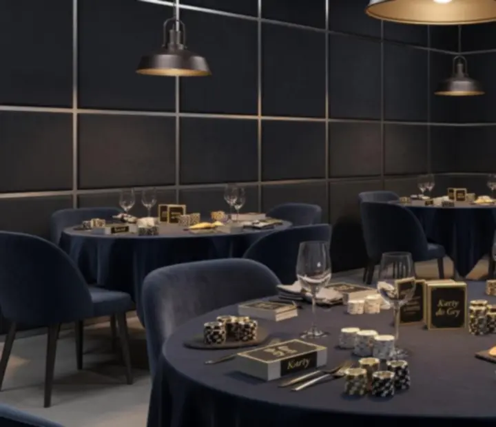 Elegancki wieczorny lounge z przygotowanymi stołami pokerowymi